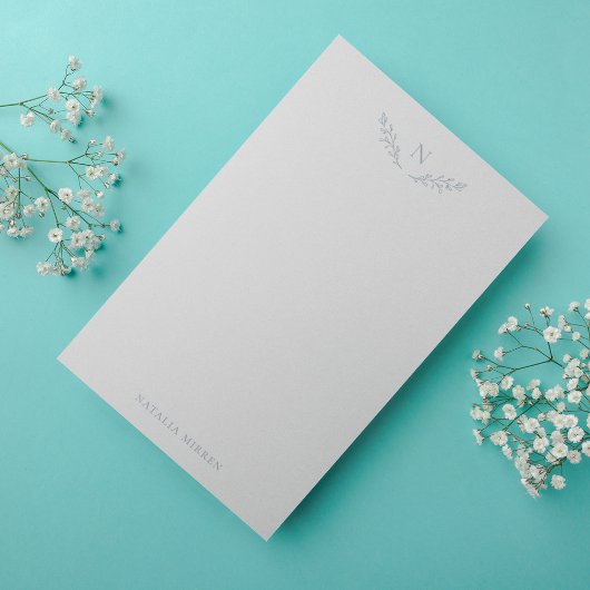 ほこりっぽいエレガントブルーボタニカルブランチのモノグラム ノートカード