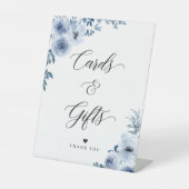 ほこりっぽいエレガント青いフローラカードとギフト 台座サイン (正面)