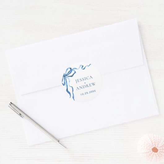 ほこりっぽいエレガント青い手引き弓の結婚音 ラウンドシール (封筒)