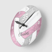 ほこりっぽいガーリーピンク色のバレーボールのスポーツルーム ラウンド壁時計 (傾斜)