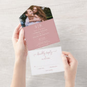 ほこりっぽいバラと金ゴールドモノグラム結婚写真 オールインワン招待状 (貼ってはがせる)