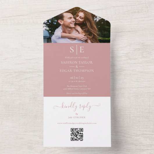 ほこりっぽいバラと金ゴールドモノグラムQRコードフォト結婚ズ オールインワン招待状 (内側)