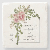 ほこりっぽいバラピンクの花、アーチとモノグラム結婚の ストーンコースター (正面)