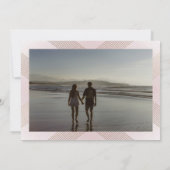 ほこりっぽいバラピンククラシックデコ金ゴールドモノグラム写真 セーブザデート (裏面)