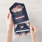 ほこりっぽいバラピンクフローラネイビーカボチャ赤ちゃんシャワー オールインワン招待状 (貼ってはがせる)