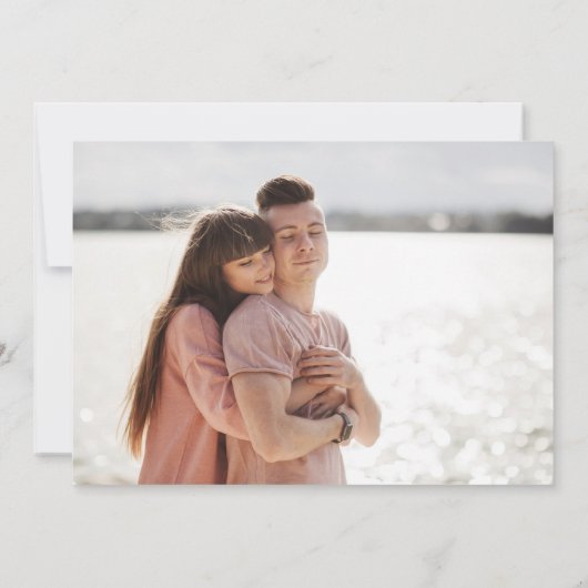 ほこりっぽいバラピンク婚約カップルの写真 セーブザデート (裏面)