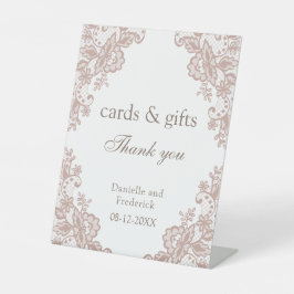 ほこりっぽいバラ結婚レースのカードとギフトのサイン 台座サイン