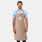 ほこりっぽいバラ – ロゴの追加 エプロン (着用した状態)