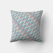 ほこりっぽいピンクとブルーのイカット クッション (裏面)