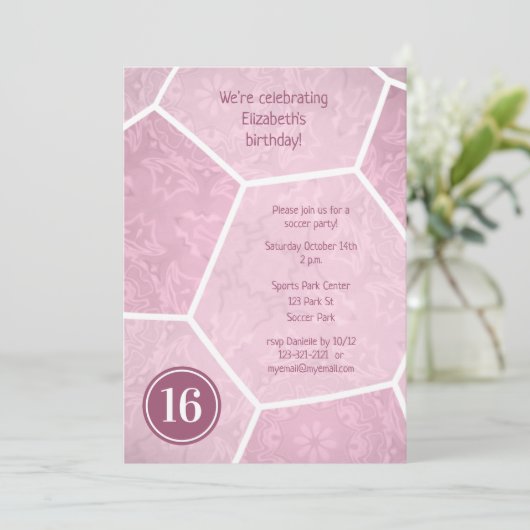 ほこりっぽいピンクのガーリーサッカー誕生日パーティー 招待状 (スタンド正面)