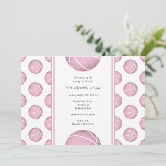 ほこりっぽいピンクのバスケットボールのパターンのスポーツ誕生日 招待状 (スタンド正面)