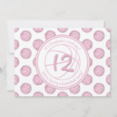 ほこりっぽいピンクのバスケットボールのパターンのスポーツ誕生日 招待状 (裏面)