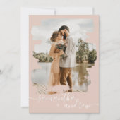 ほこりっぽいピンクのブラシストロークのスクリプト2枚結婚の写真 招待状 (正面)