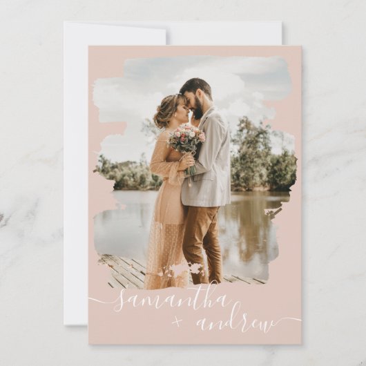 ほこりっぽいピンクのブラシストロークのスクリプト2枚結婚の写真 招待状 (正面)