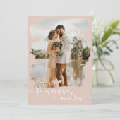 ほこりっぽいピンクのブラシストロークのスクリプト2枚結婚の写真 招待状 (スタンド正面)
