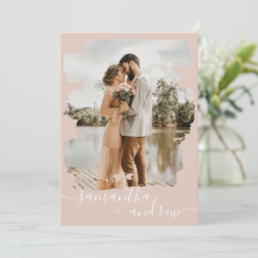 ほこりっぽいピンクのブラシストロークのスクリプト2枚結婚の写真 招待状 (スタンド正面)