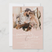 ほこりっぽいピンクのブラシストロークのスクリプト2枚結婚の写真 招待状 (裏面)