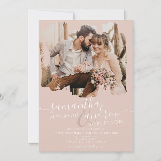 ほこりっぽいピンクのブラシストロークのスクリプト2枚結婚の写真 招待状 (裏面)