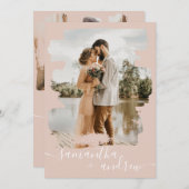 ほこりっぽいピンクのブラシストロークのスクリプト2枚結婚の写真 招待状 (正面/裏面)
