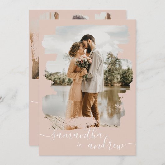 ほこりっぽいピンクのブラシストロークのスクリプト2枚結婚の写真 招待状 (正面/裏面)