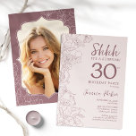 ほこりっぽいピンクのメイブ写真サプライズ30th誕生日 招待状<br><div class="desc">フローラほこりっぽいピンクとmauve驚きの30th誕生日パーティの招待状あなたの写真をカードの背面に。トレンディーボホまだモダンデザインはフェミニン、植物性アクセントとタイポグラフィスクリプトフォントを特徴とする。フローラシンプル招待状カードは女性の驚きの日のスタイリッシュお祝いに最適。任意のカスタマイズ年齢にすることができる。印刷されたZazzle招待状または即時ダウンロードのデジタル印刷可能なテンプレート。</div>