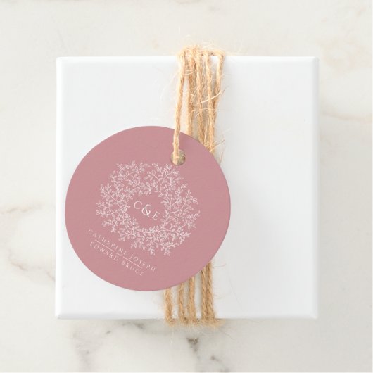 ほこりっぽいピンクのモノグラムのホワイトアートカスタムウェディング フェイバータグ (インサイチュ)