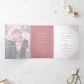 ほこりっぽいピンクのモノグラムアートフォトウェディングプログラム 三つ折りプログラム (内部)