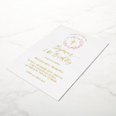 ほこりっぽいピンクのリースバプテスマと誕生日 箔招待状 (回転した状態)