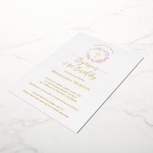 ほこりっぽいピンクのリースバプテスマと誕生日 箔招待状 (回転した状態)