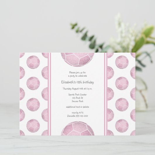 ほこりっぽいピンクの女の子のサッカーの誕生日またはチームパーティー 招待状 (スタンド正面)