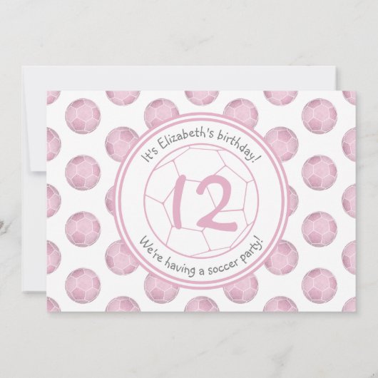 ほこりっぽいピンクの女の子のサッカーの誕生日またはチームパーティー 招待状 (裏面)