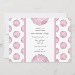 ほこりっぽいピンクの女の子のサッカー誕生日パーティーまたはチームパーティー 招待状