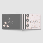 ほこりっぽいピンクの灰色の花と可愛い花びら ゲストブック (全面)