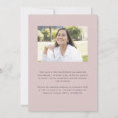 ほこりっぽいピンクシンプルのアーチ写真の卒業 案内状 (裏面)