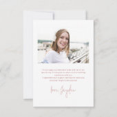 ほこりっぽいピンクシンプル色のモダンの台本2写真の卒業 サンキューカード (裏面)