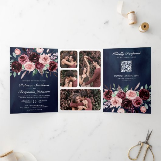 ほこりっぽいピンクバーガンディフローラQRコード海軍結婚ズ 三つ折り招待状 (内部)