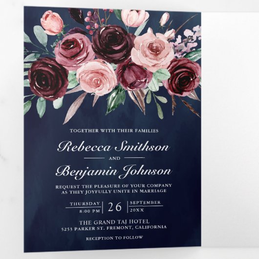 ほこりっぽいピンクバーガンディフローラQRコード海軍結婚ズ 三つ折り招待状 (内部最初)