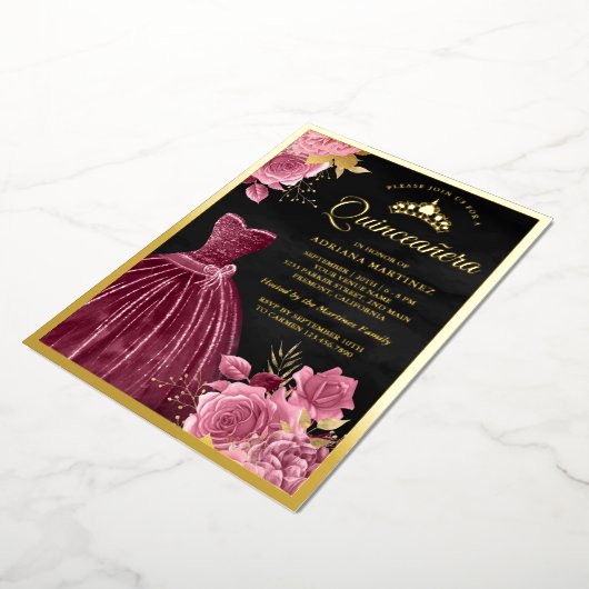 ほこりっぽいピンクフローラプラムガウン黒キンセアニェラ金ゴールド 箔招待状 (回転した状態)
