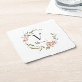 ほこりっぽいピンクローズフローラモノグラム名 スクエアペーパーコースター (アングル)