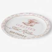 ほこりっぽいピンク女性のカーボーイブーツ最初のロデオ1歳の誕生日 ペーパープレート (アングル)