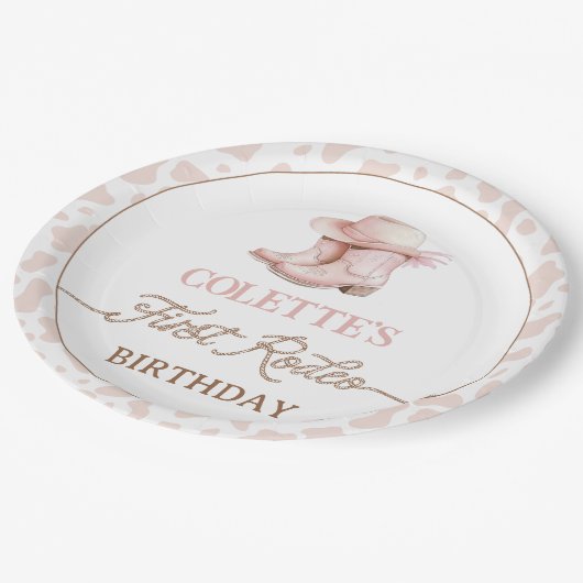 ほこりっぽいピンク女性のカーボーイブーツ最初のロデオ1歳の誕生日 ペーパープレート (アングル)