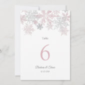 ほこりっぽいピンク&シルバーのスノーフレーク冬のテーブル番号 招待状 (裏面)