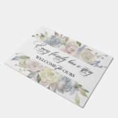 ほこりっぽいフローラ |家族みんなでストーリーを歓迎 ドアマット (アングル)