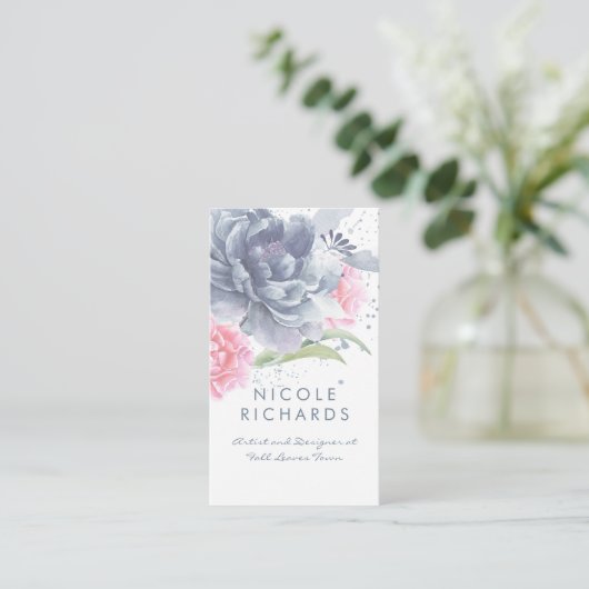 ほこりっぽいブルーとソフトピンクの水色のフローラ エレガント 名刺 (スタンド正面)