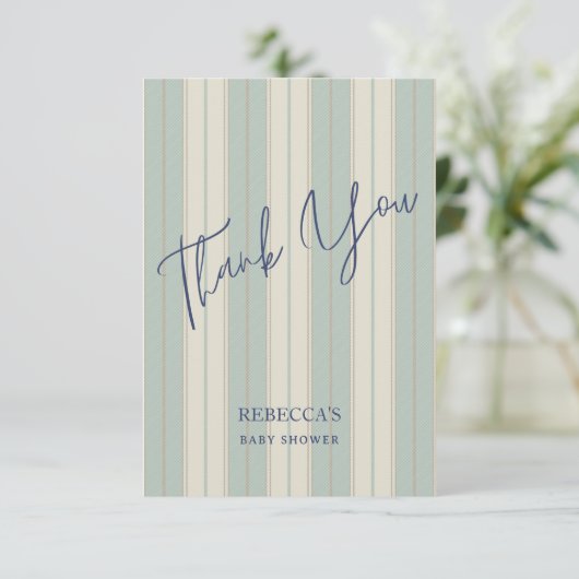 ほこりっぽいブルーのレトロストライプヴィンテージの赤ちゃんシャワー サンキューカード (スタンド正面)