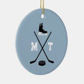 ほこりっぽいブルーアイスホッケークラシックス動揺してモノグラム セラミックオーナメント (右)
