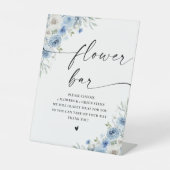 ほこりっぽいブルーアイボリーブライダルシャワーフラワーバー標識 台座サイン (正面)