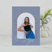 ほこりっぽいブルーアーチ写真卒業 箔招待状 (立ち正面)