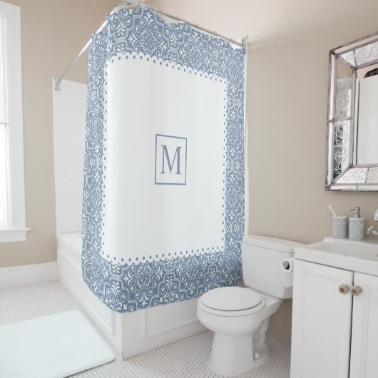 ほこりっぽいブルーダマスク模様ホワイトフレームとモノグラム シャワーカーテン (インサイチュ)