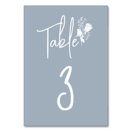 ほこりっぽいブルーテーブルカードに白いバラ テーブルナンバー